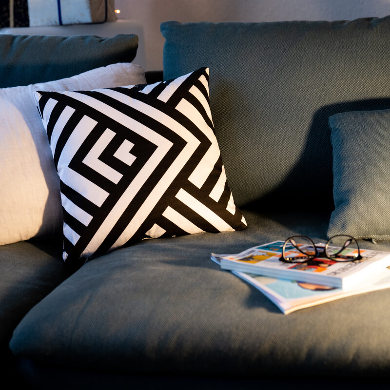 Coussin ISSA coloris noir 40 x 40 cm
