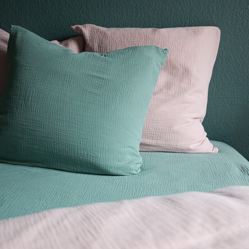 Parure de lit en gaze de coton ANOKIA coloris vert amande 260 x 240 cm