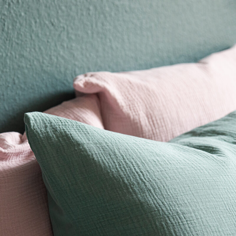 Parure de lit en gaze de coton ANOKIA coloris vert amande 260 x 240 cm