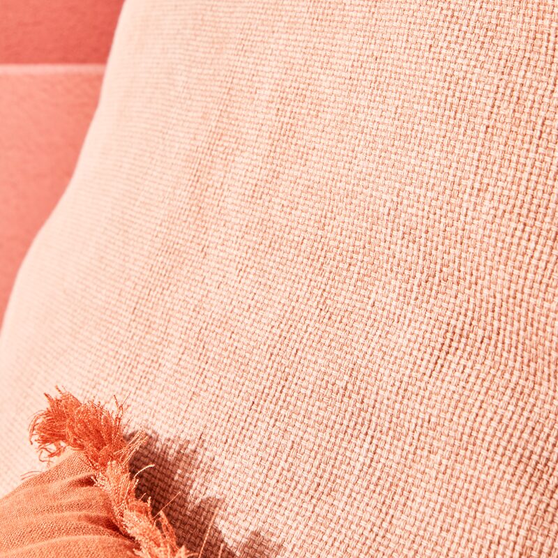 Coussin BURTA coloris nude orangé 60 x 60 cm