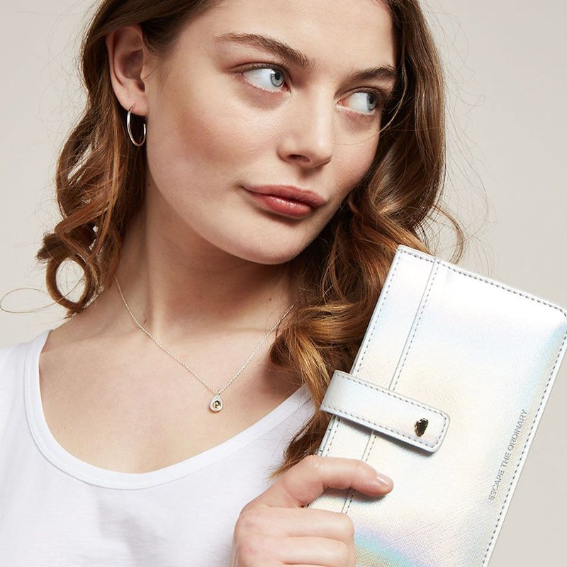 Pochette ESCAPE THE ORDINARY TRAVEL DOCUMENT WALLET coloris iridescent