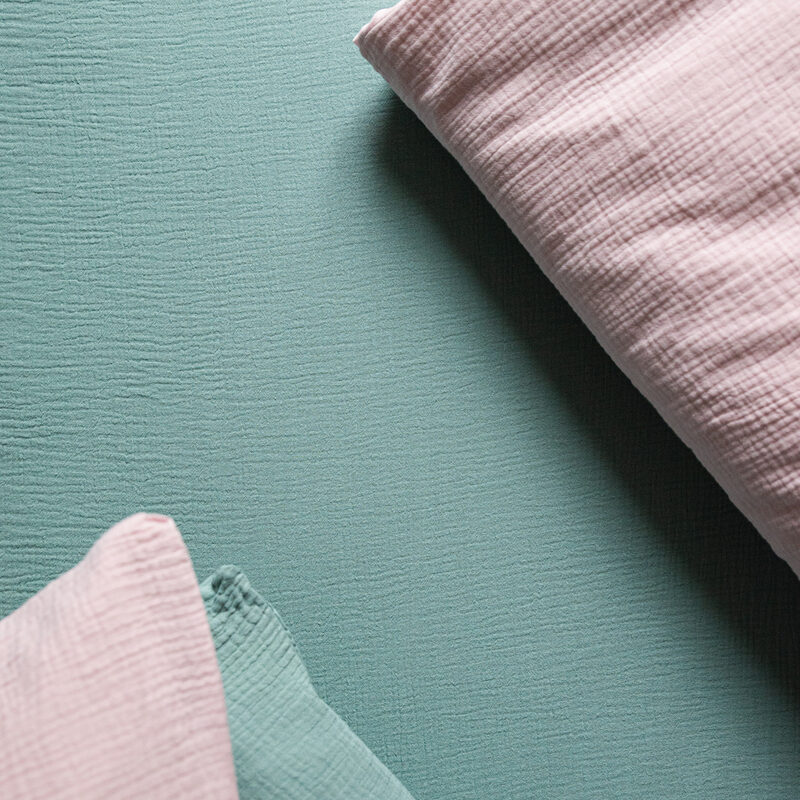 Parure de lit en gaze de coton ANOKIAS coloris amande 240 x 260 cm