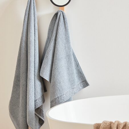 Serviette éponge KOGO coloris bleu gris/gris anthracite 70 x 140 cm