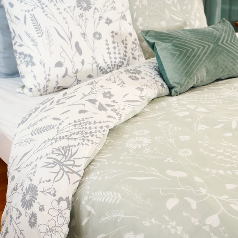 Parure de lit satin bio SUSIE coloris vert amande 260 x 240 cm