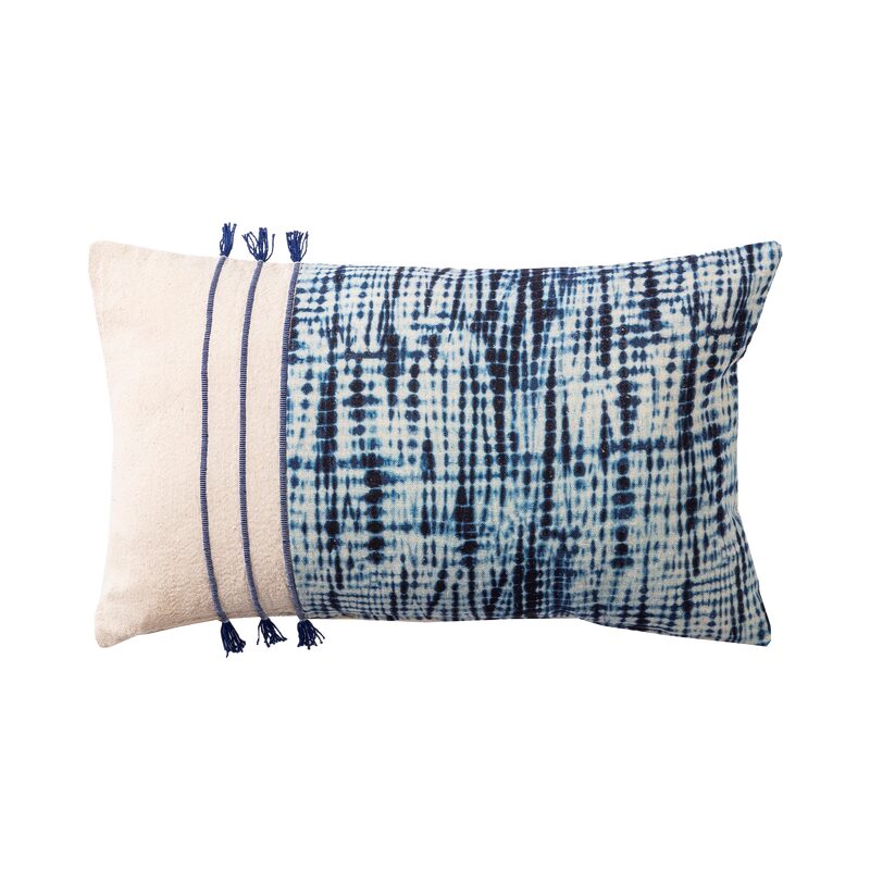 Coussin CARAVELLA coloris Tie-and-dye bleu indigo 30 x 50 cm