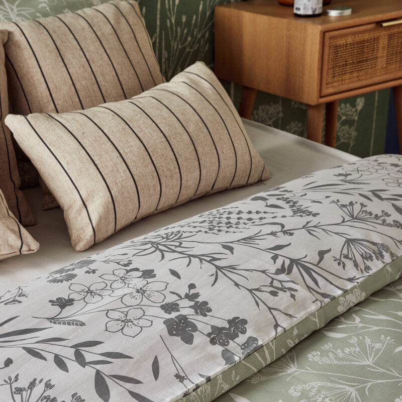 Parure de lit satin bio SUSIE coloris vert amande 260 x 240 cm