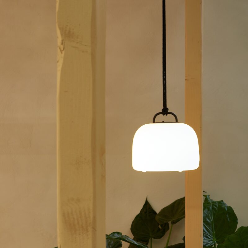 Suspension KETTLE coloris blanc 19,6 x 22 cm