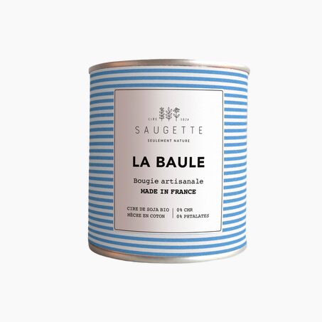 Saugette Bougie parfumée LA BAULE notes marines sur un fond de santal et de pin, laissant un délicat sillage boisé.