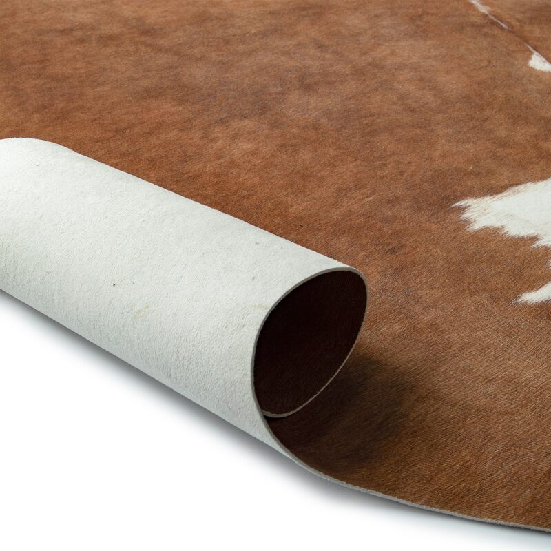 Tapis VACHETTE coloris brun et blanc 190 x 155 cm