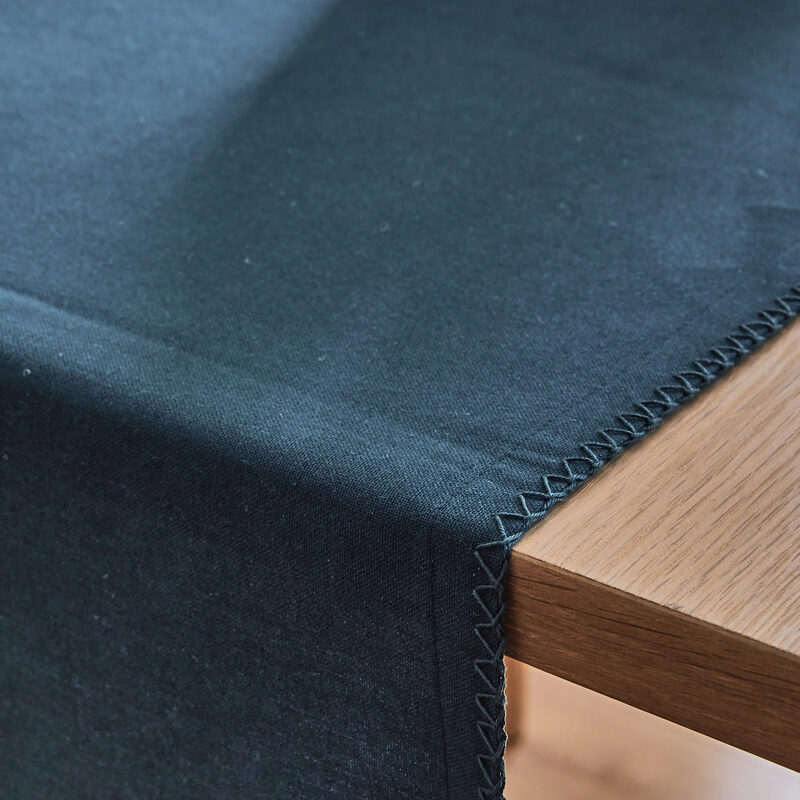 Chemin de table DELIA coloris bleu canard 45 x 170 cm