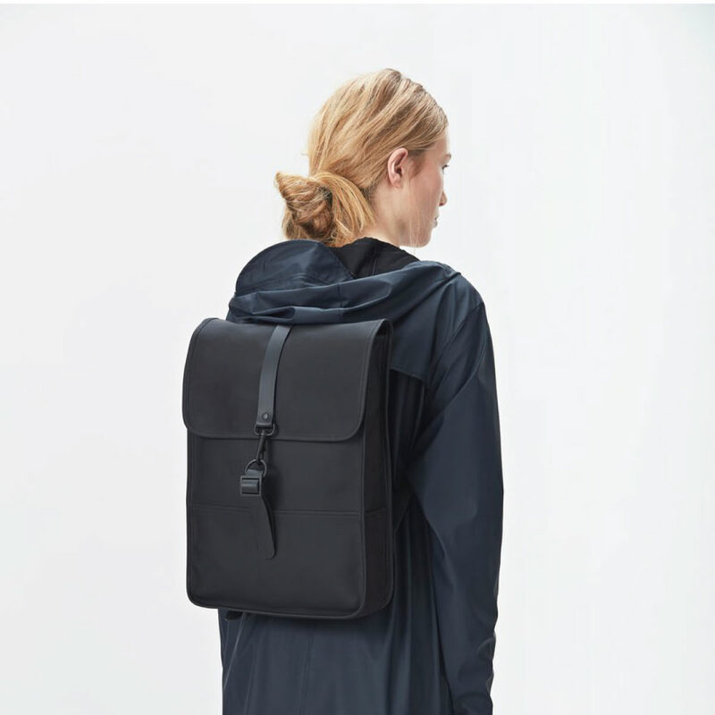 https://www.4murs.com/system/generes/referentielarticles-article/000/365/829/2253599303_1x/365829-sac-a-dos-backpack-mini-coloris-noir.jpg?1560341393